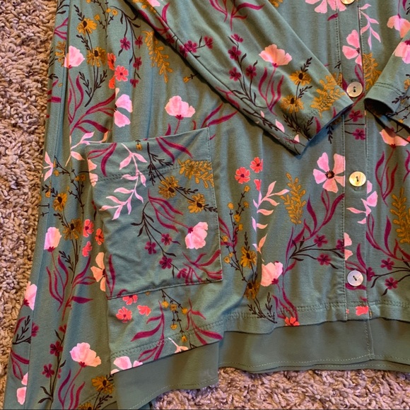 LOGO Lori Goldstein Green Floral Top size S - Picture 3 of 6